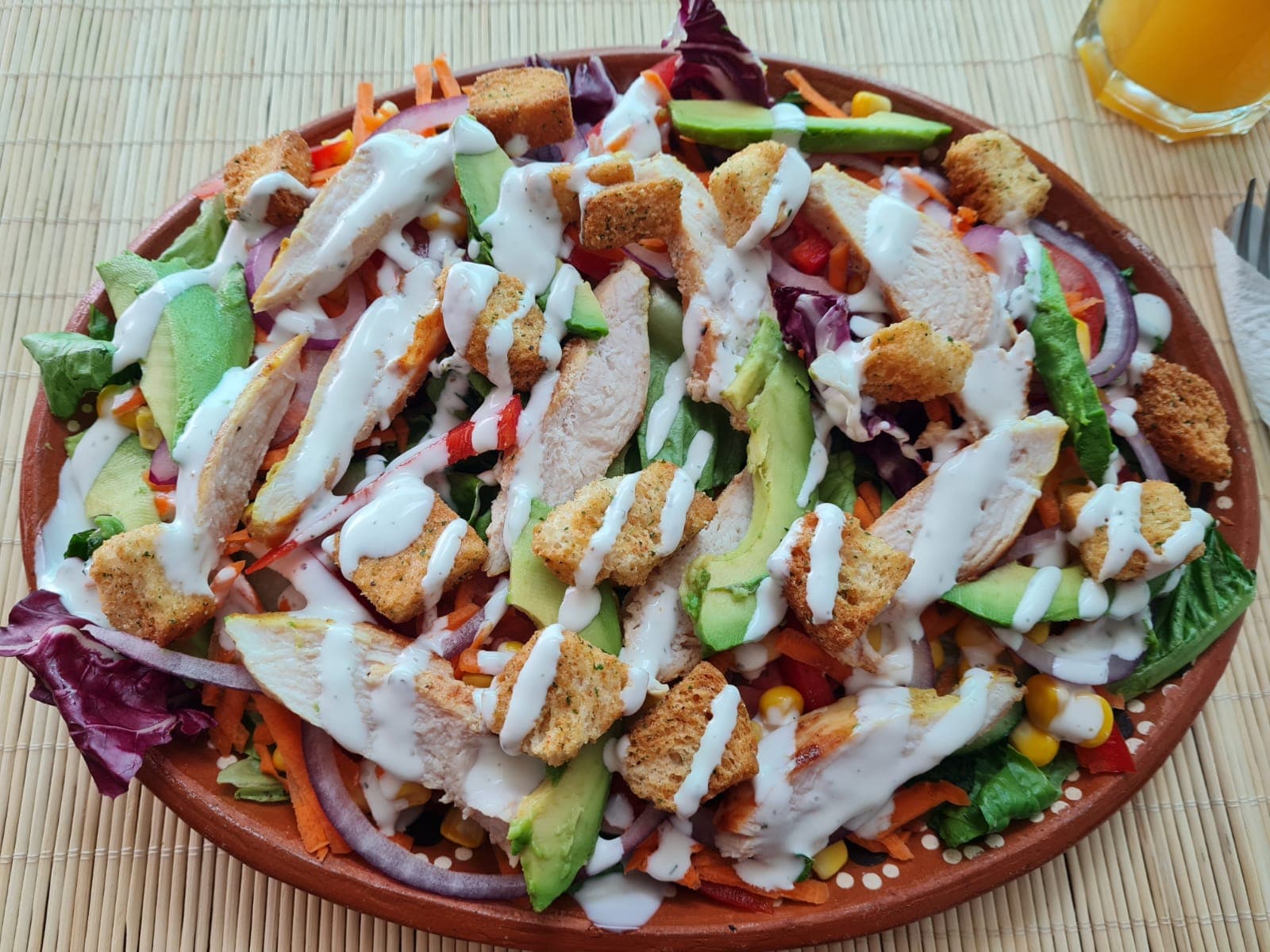 Combo Ensalada de Pollo + Agua de Jamaica