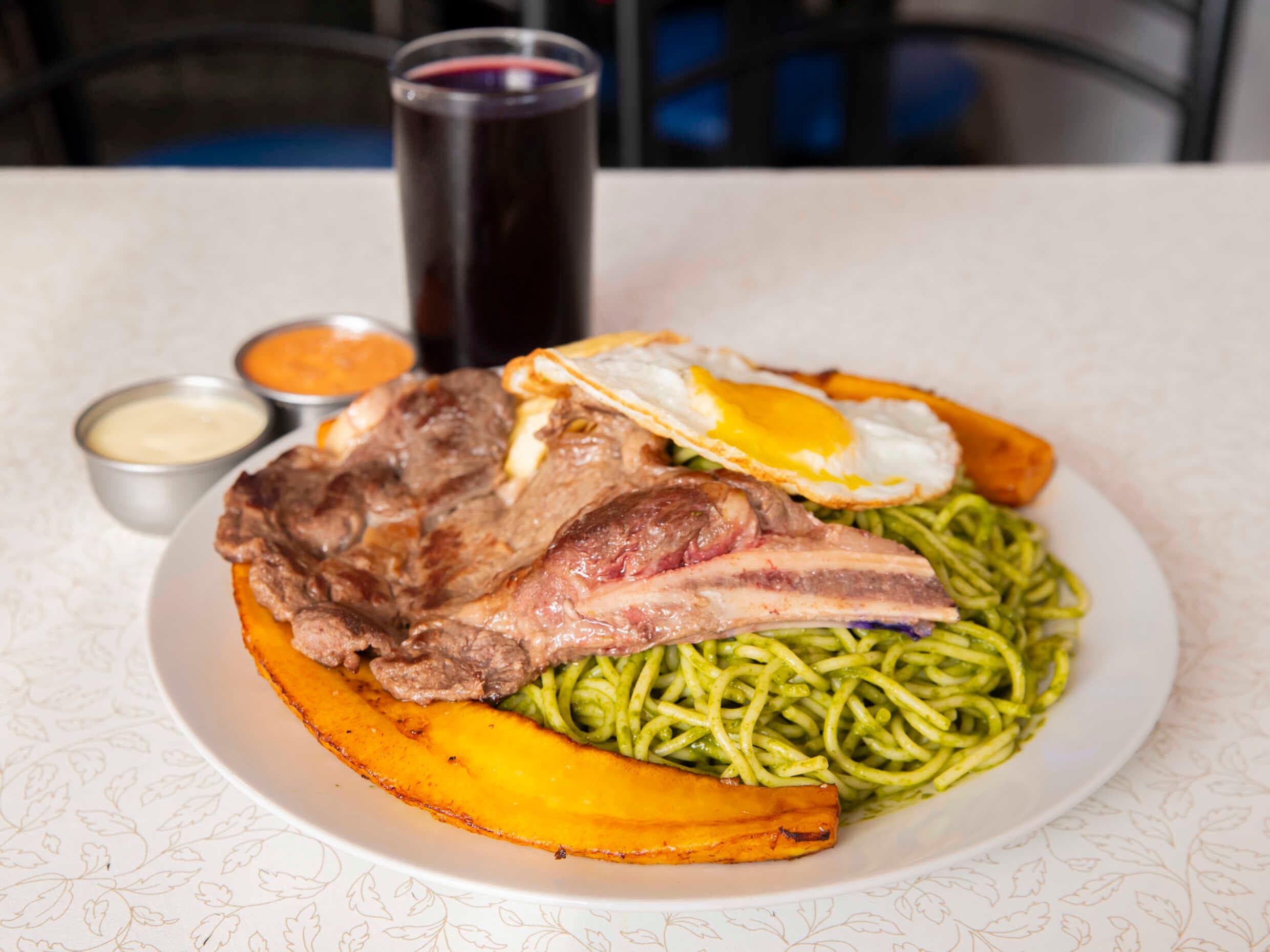 Tallarín Verde a lo Pobre con Churrasco más Chicha