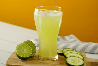 Agua de sabor pepino con limon