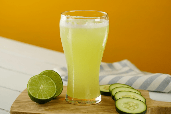 Agua de sabor pepino con limon