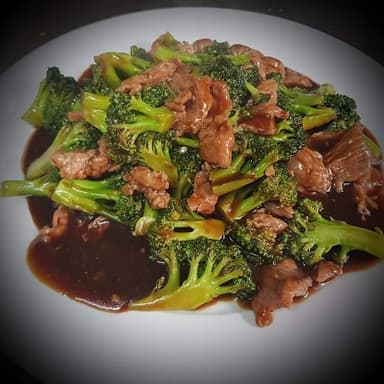 Lomo en Tajadas con Brócoli en Salsa Ostión