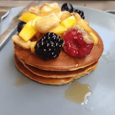Torre de Pancakes de Fruta