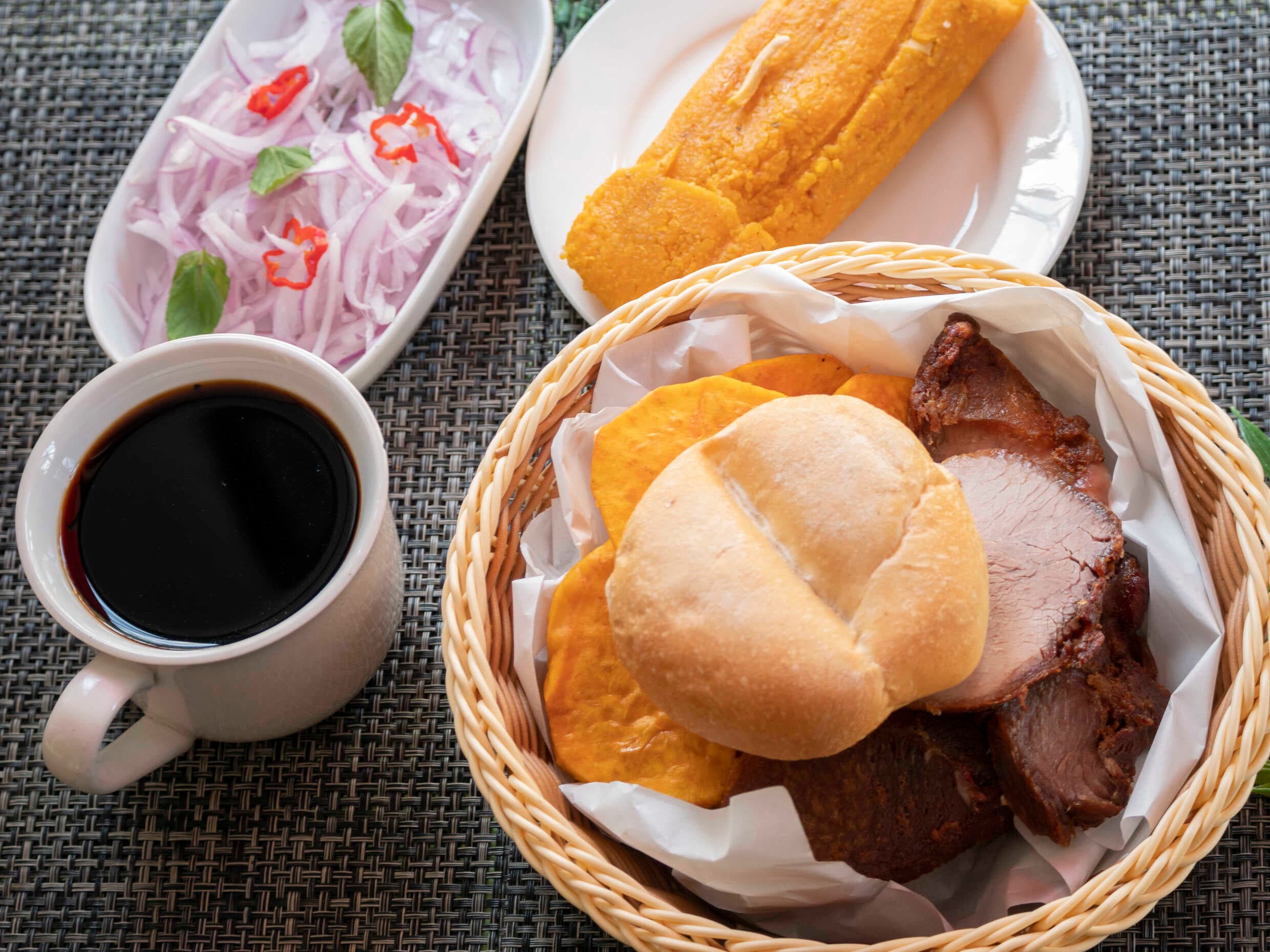 Pan Grande con Chicharrón