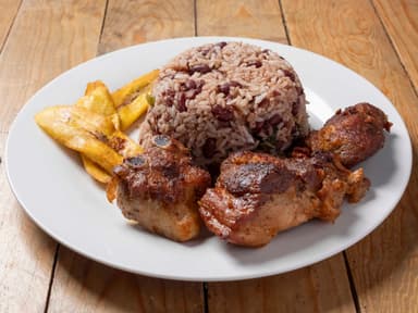 Gallo Pinto Con Costilla + Refresco