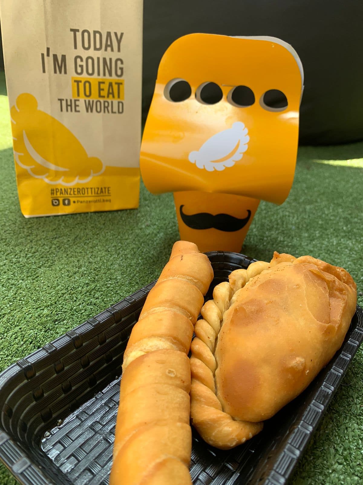 1 Panzerotti + 1 Jugo Natural 9oz + 1 Paliqueso