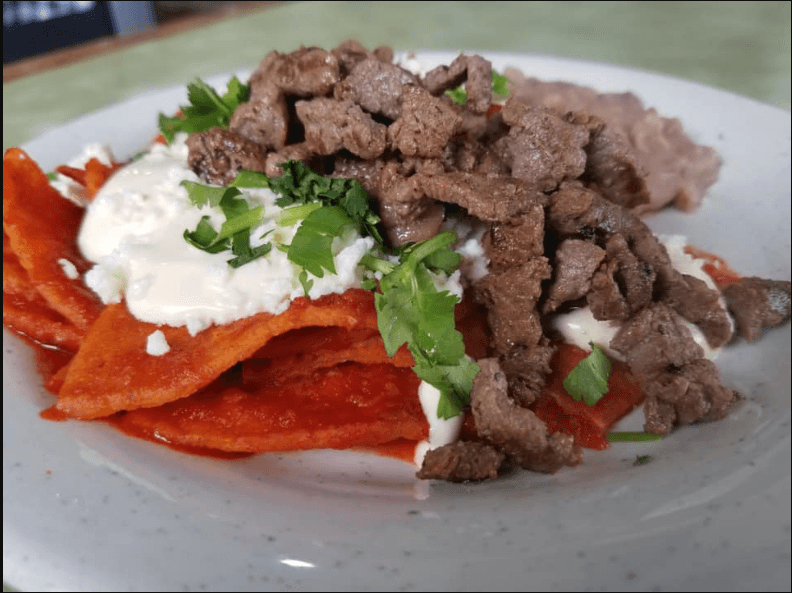 Chilaquiles Rojos con Arrachera