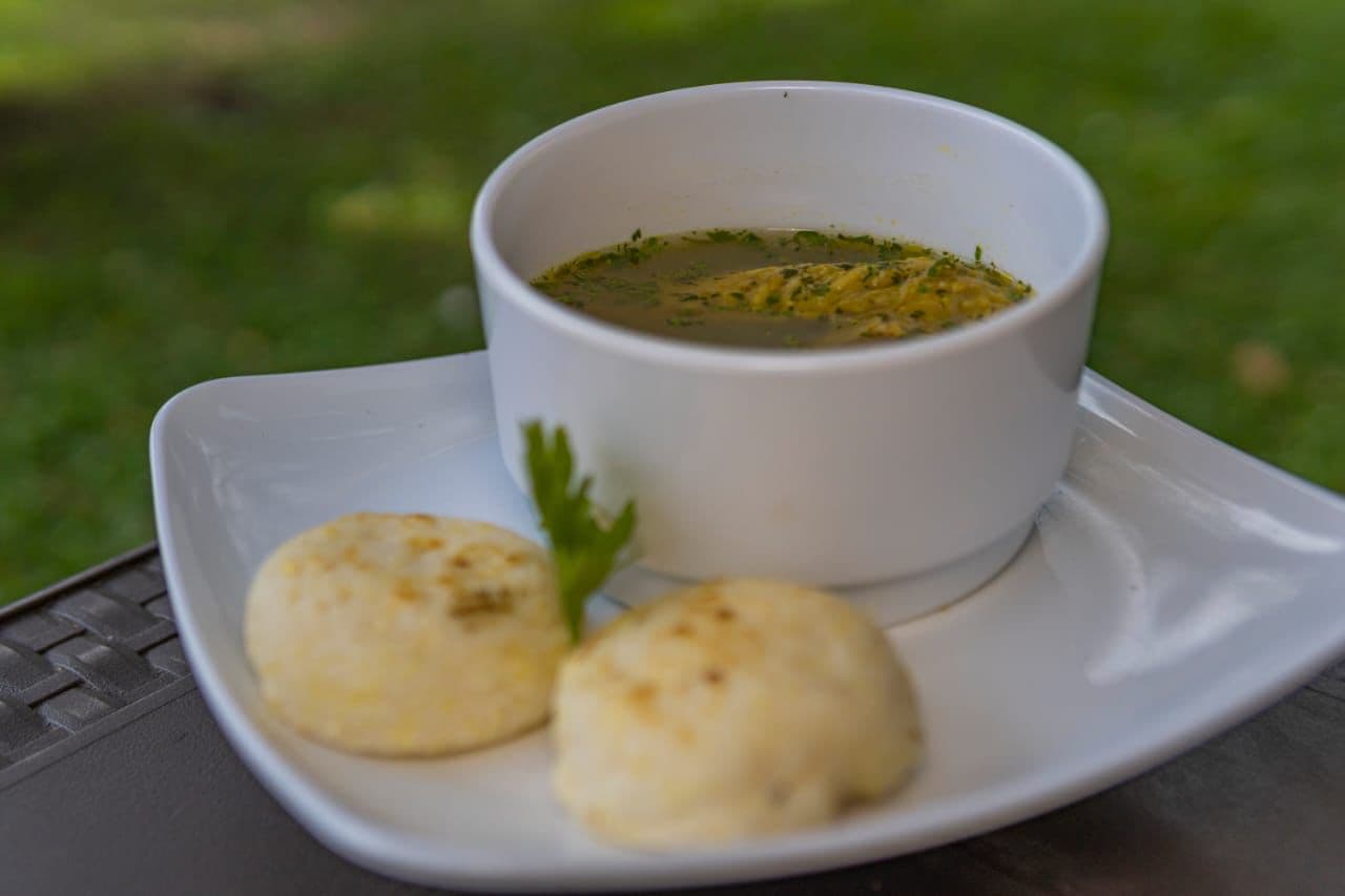 Consomé con Arepa