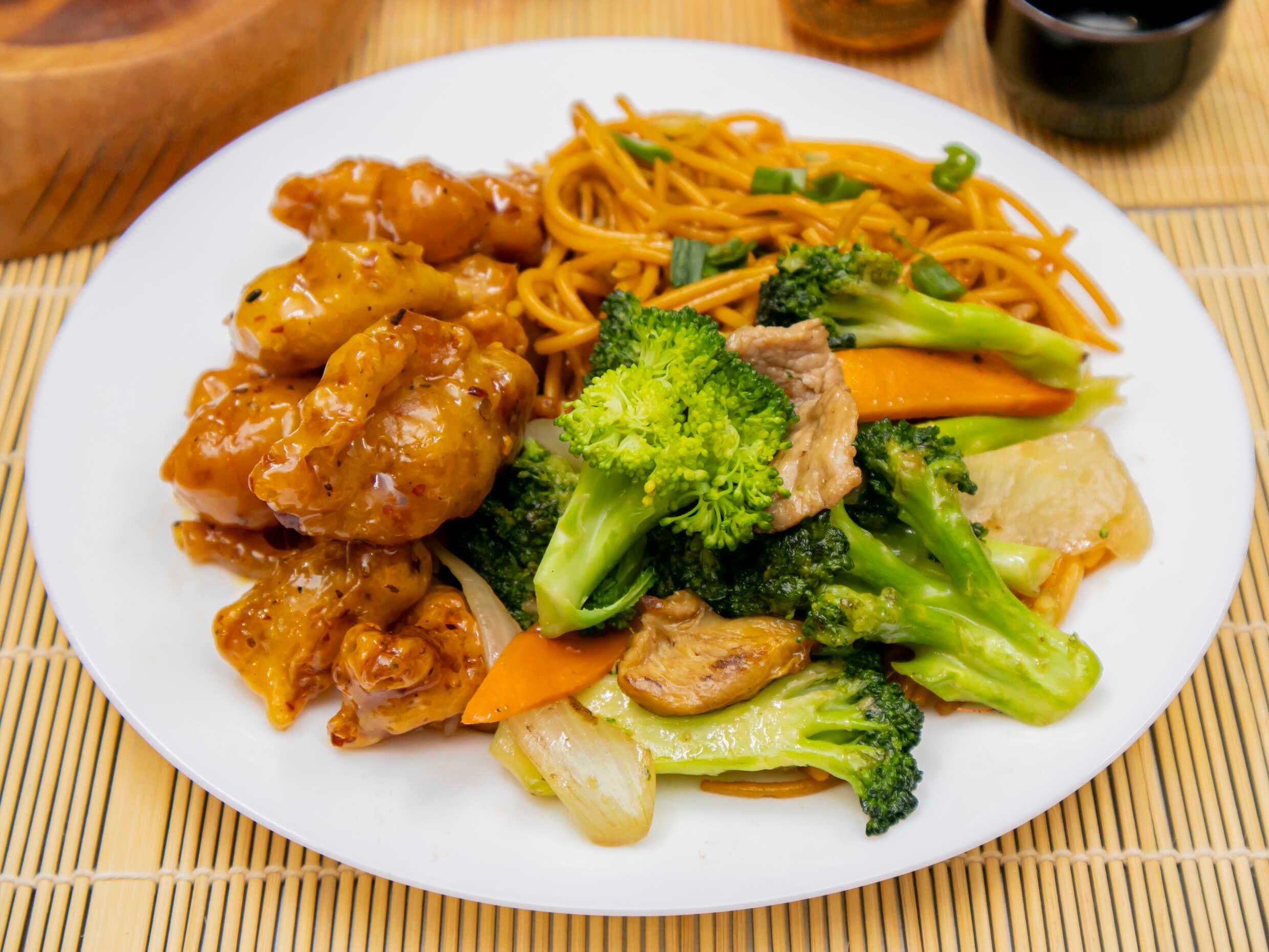 Pasta Con Pollo (Grande) 鸡肉炒面大