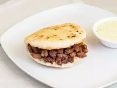 Arepa de Trocitos de Costillas