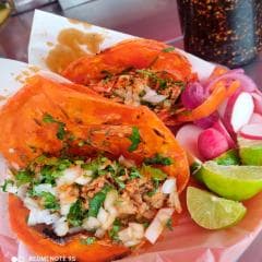 Tostada de Birria+Consomé+Tco. de Birria en Maíz