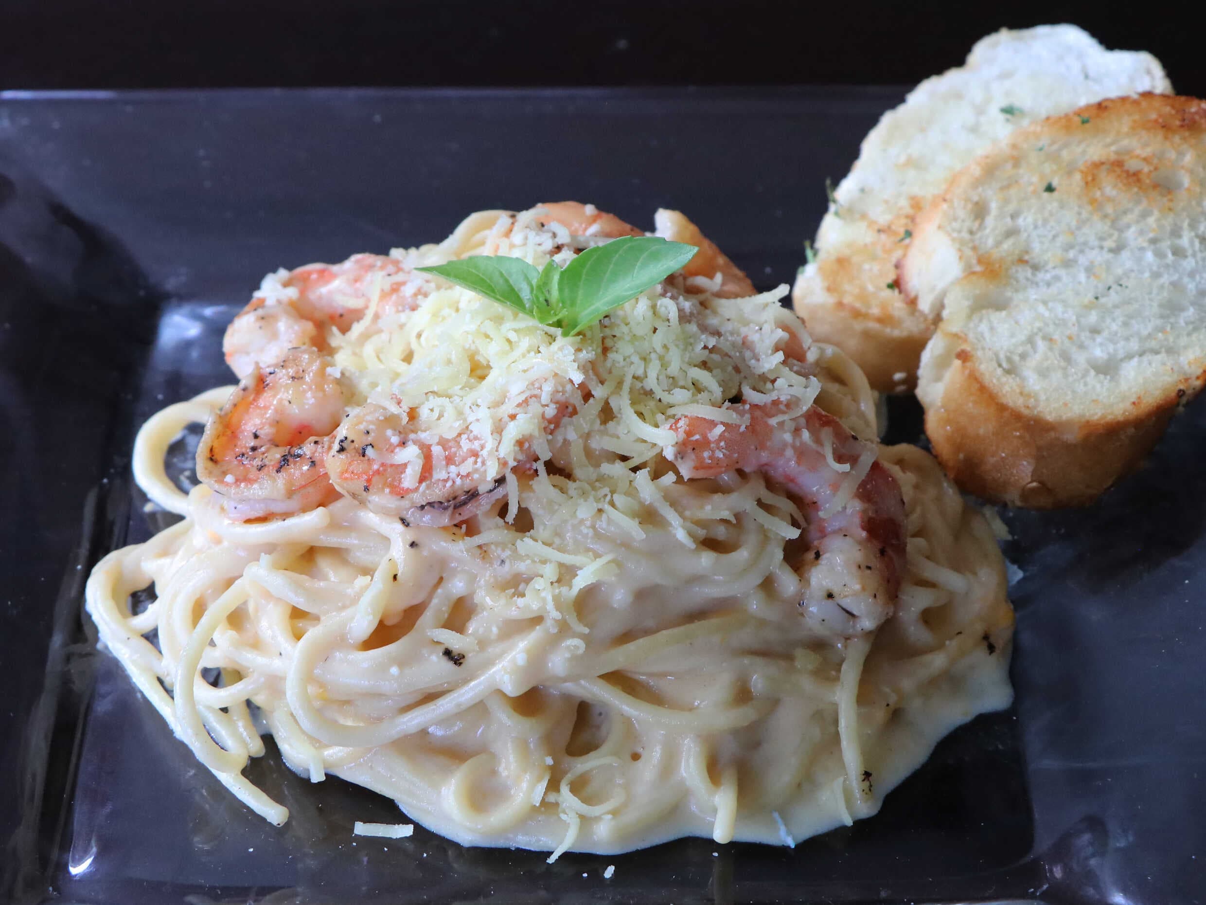 Pasta Alfredo con Camarones
