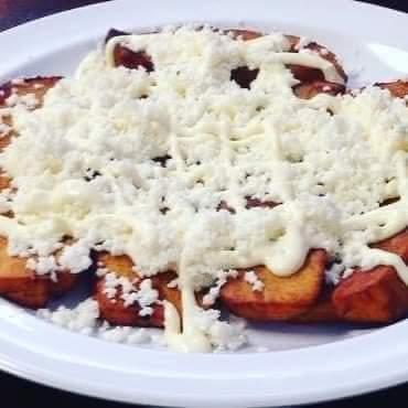PLATANITO FRITO RELLENO DE SHISH DE CHICHARRÓN