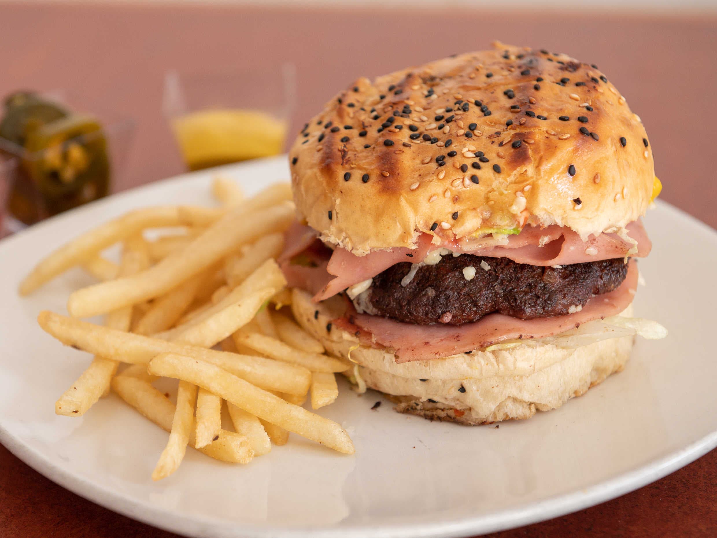 Hamburguesa Especial + Papas + Refresco