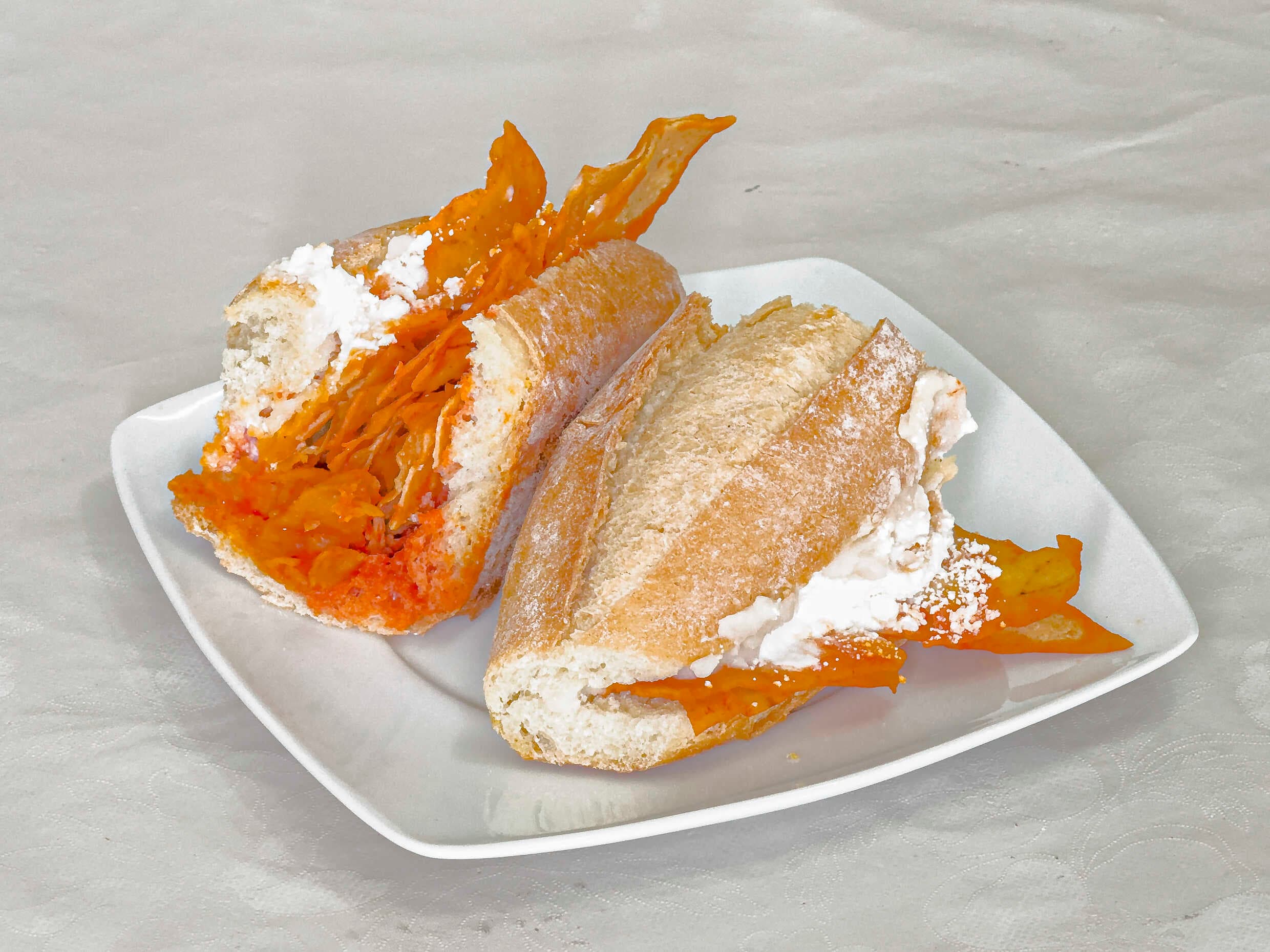 Lonche de Chilaquiles Rojos