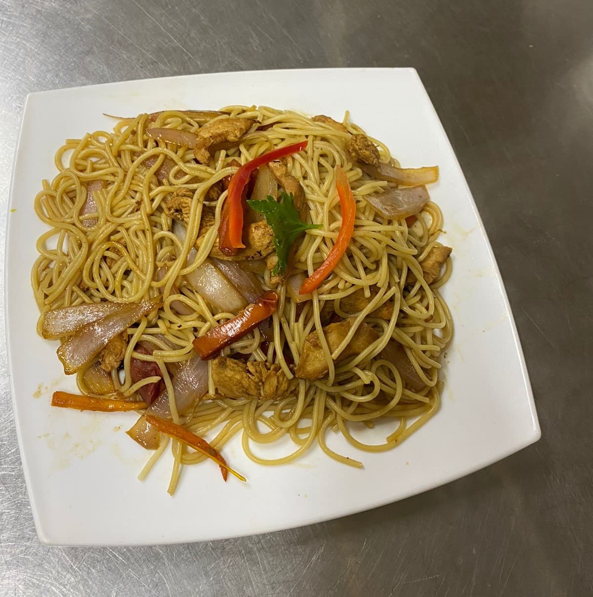 Tallarín Saltado de Pollo