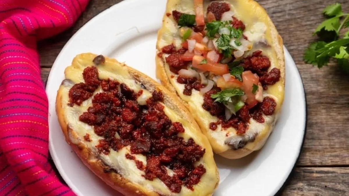 Molletes con chorizo