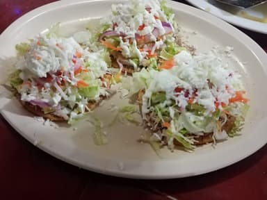 3 Gorditas de Deshebrada, 1 Agua de 1/2 L