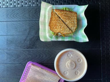 Combo - sándwich de salchicha + fruta con yogurt