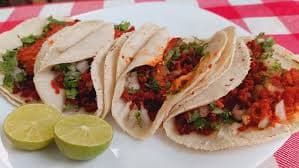 Taco de Longaniza Roja Casera