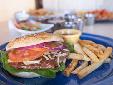 Hamburguesa de res con papas