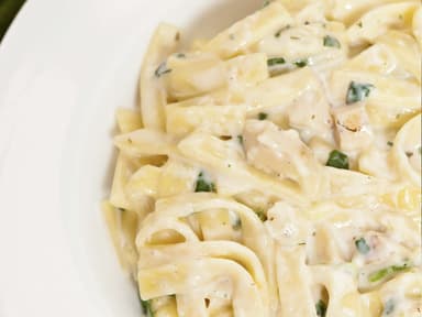 FETUCCINI ALFREDO POLLO