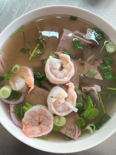 Pho Camarón y Res + Bebida a Elegir