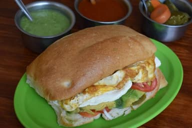 Torta Huevo con Queso Blanco