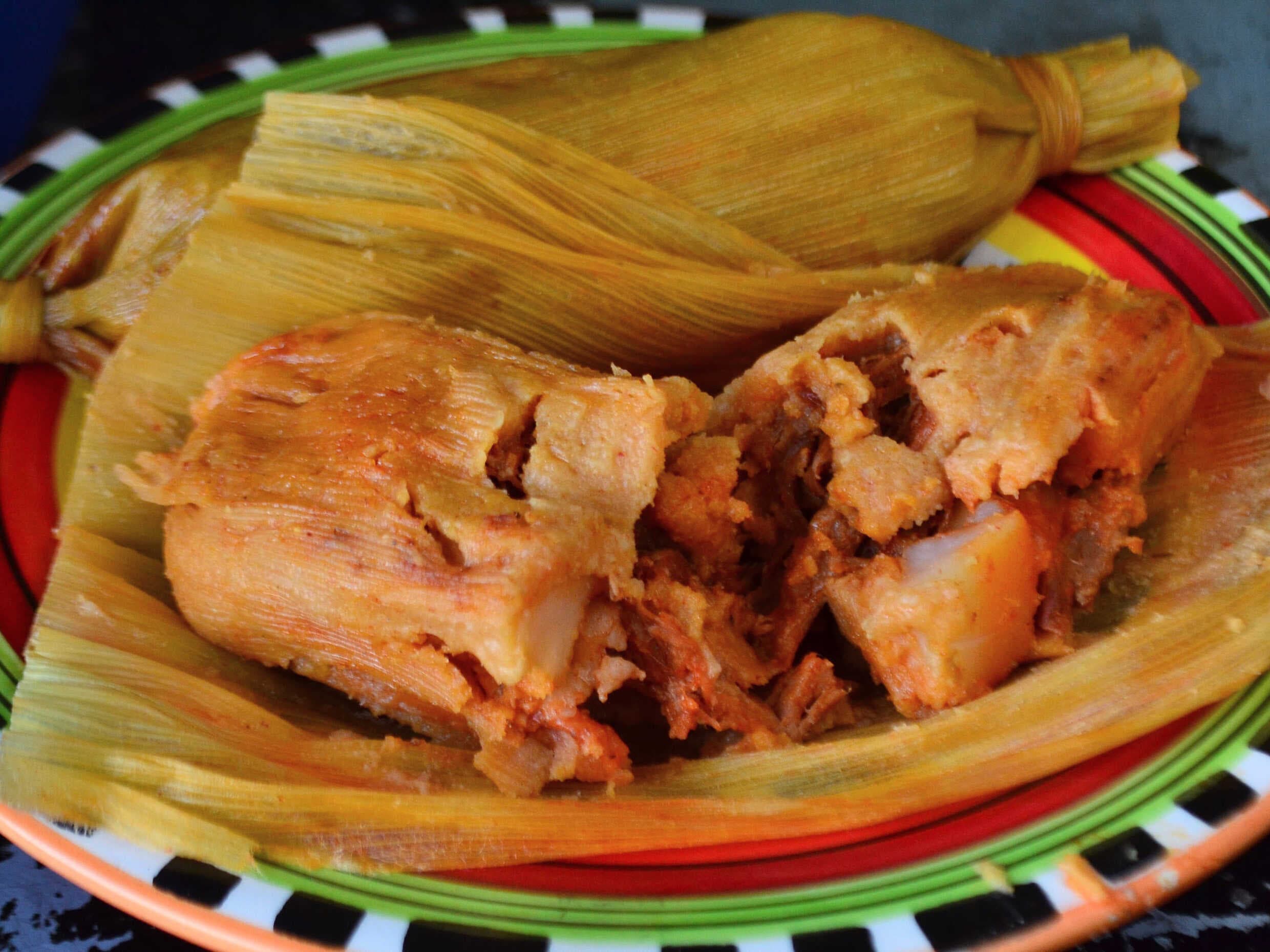 TAMAL DE CARNE EN SALSA ROJA