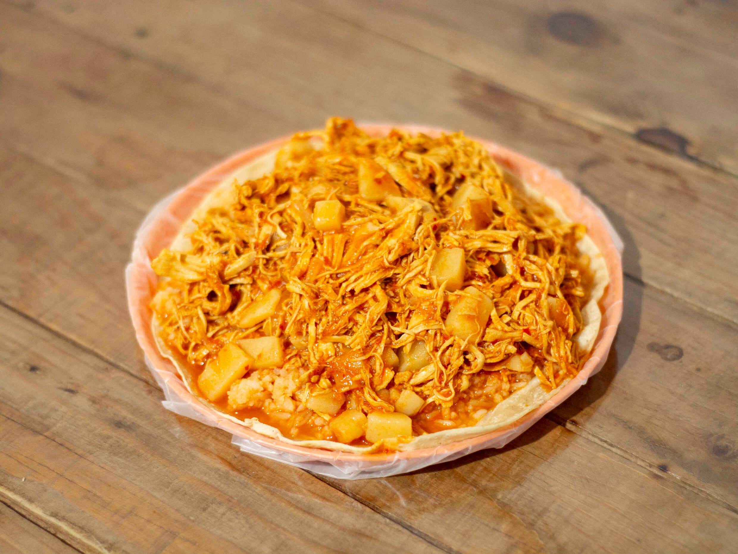 MEDIO TACO DE TINGA DE POLLO