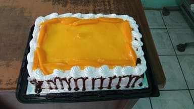 Pastel Cuadrado de 3 Leches con Crema de Vainilla