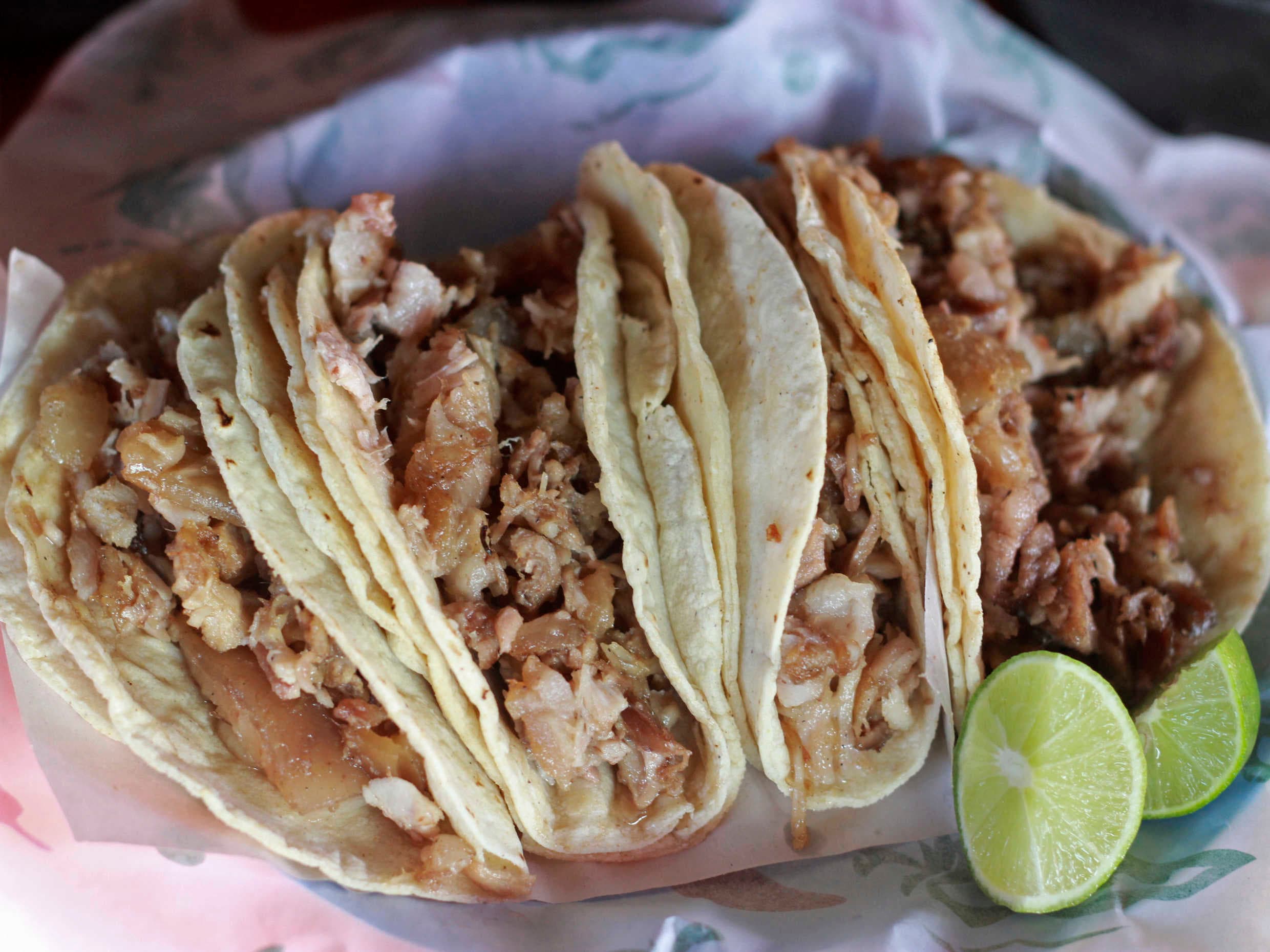 Orden mixta 4tacos doblé tortilla salsa y cilantro