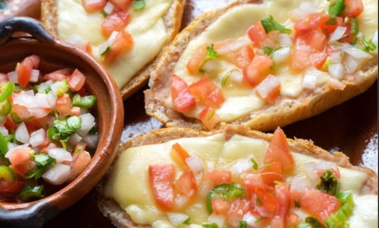 Combo-Cappuccino de Sabor + Molletes con Queso
