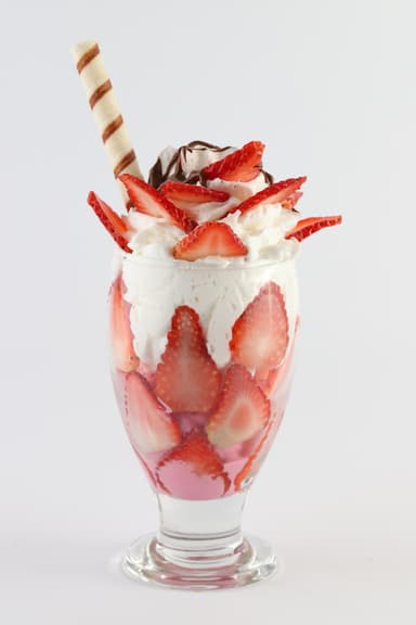 Frutas con Helado y Chantilly