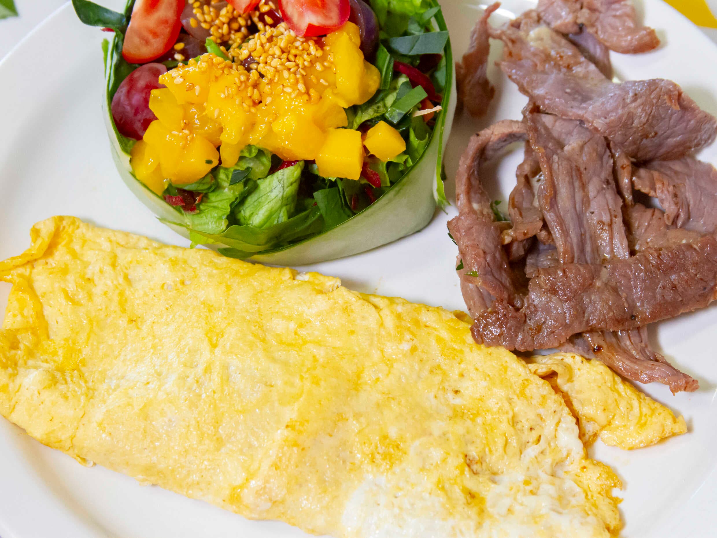 Omelette Relleno de  Bistec a La Mexicana