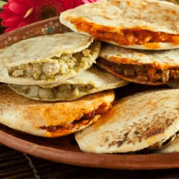 2 Gorditas + Agua de Sabor.