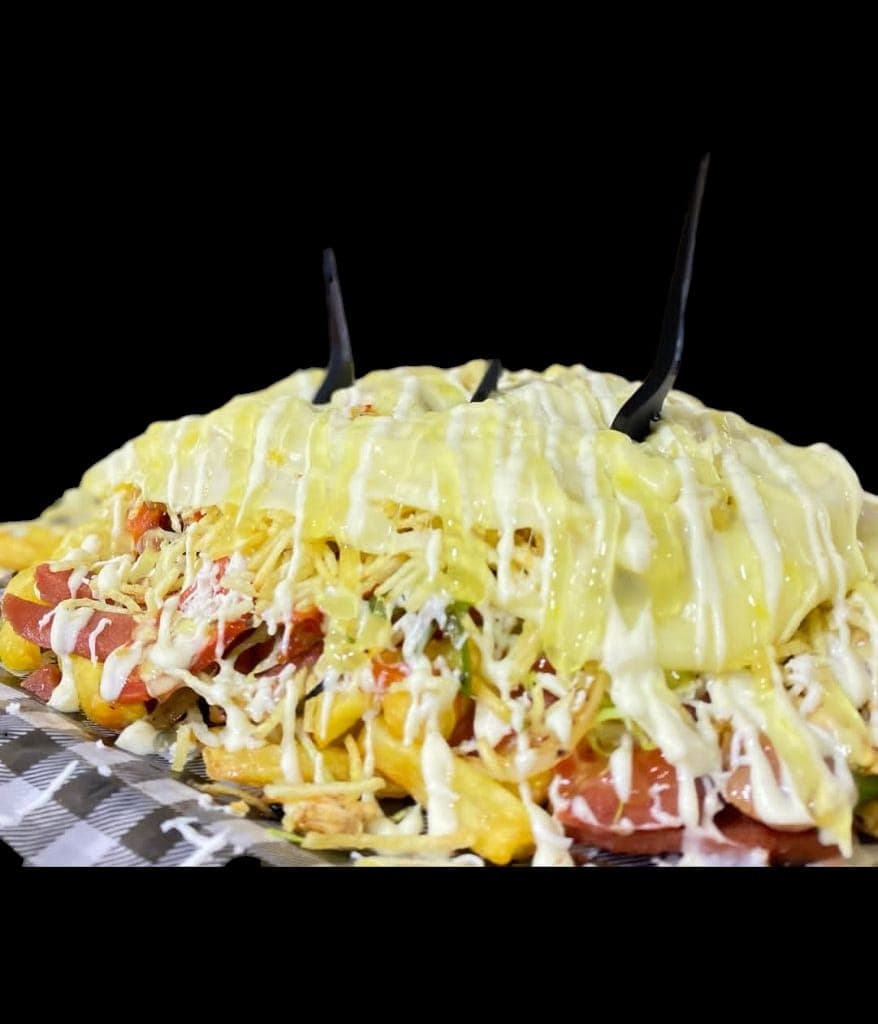 Salchipapa de Chorizo y Butifarra
