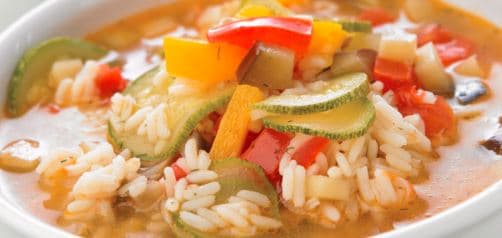 Consome de pollo con arroz y Verduras