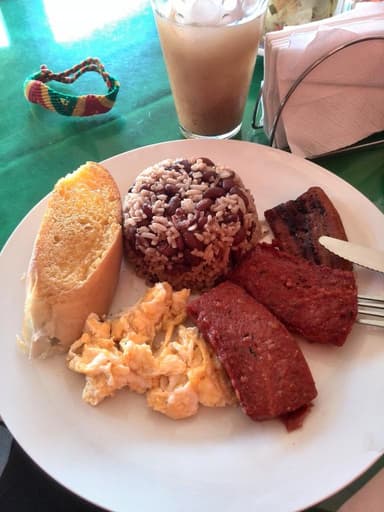 1/2 Pinto con Huevo y Salchichón.