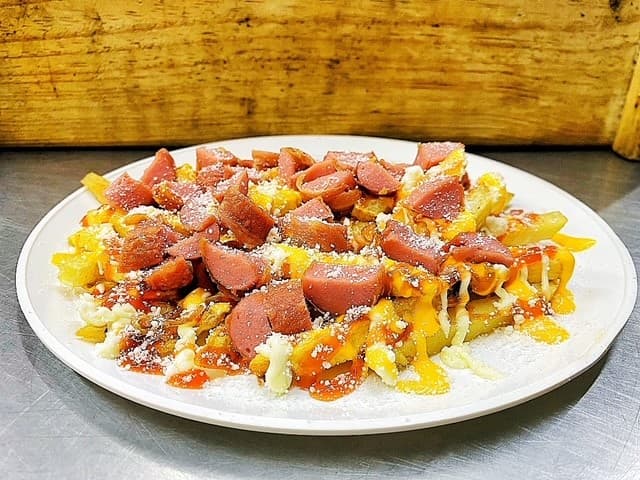 Salchipapas + Agua fresca