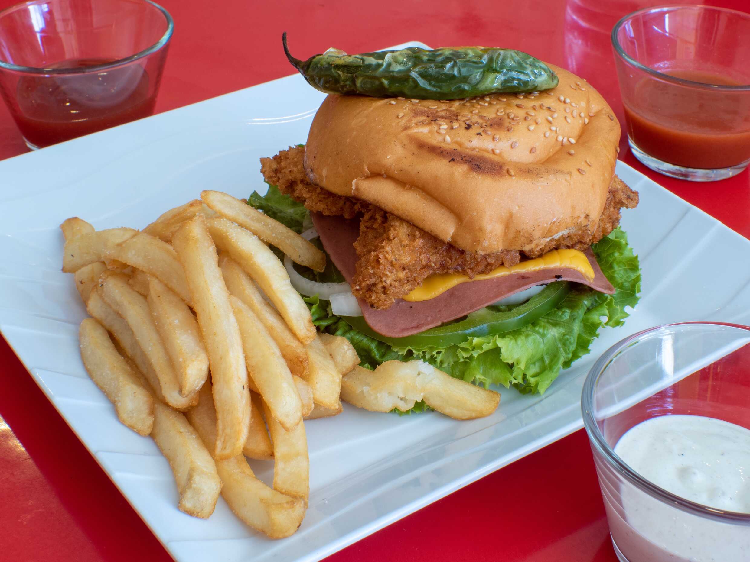 Combo Fans: 2 Hamburgesas/Pollo + Papas+2Refrescos