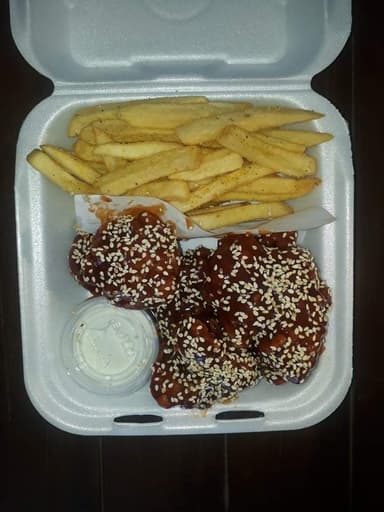 Boneless Gohan 250 gramos + Papas + Aros