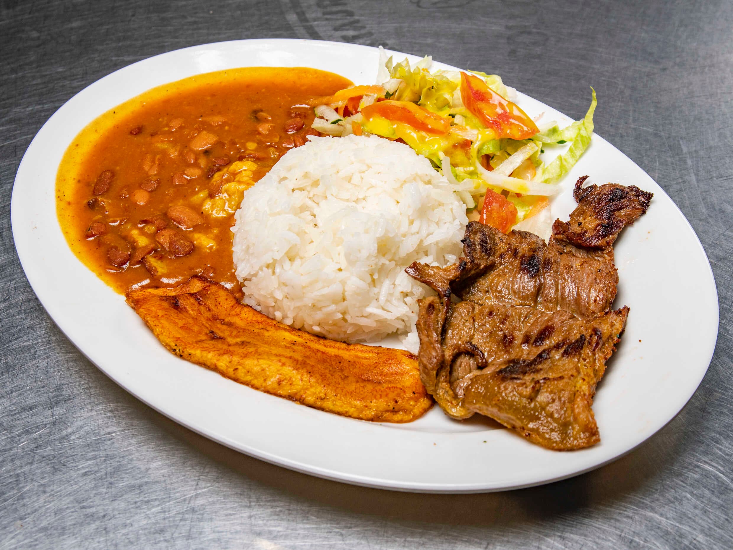 Almuerzo Completo con Carne Asada