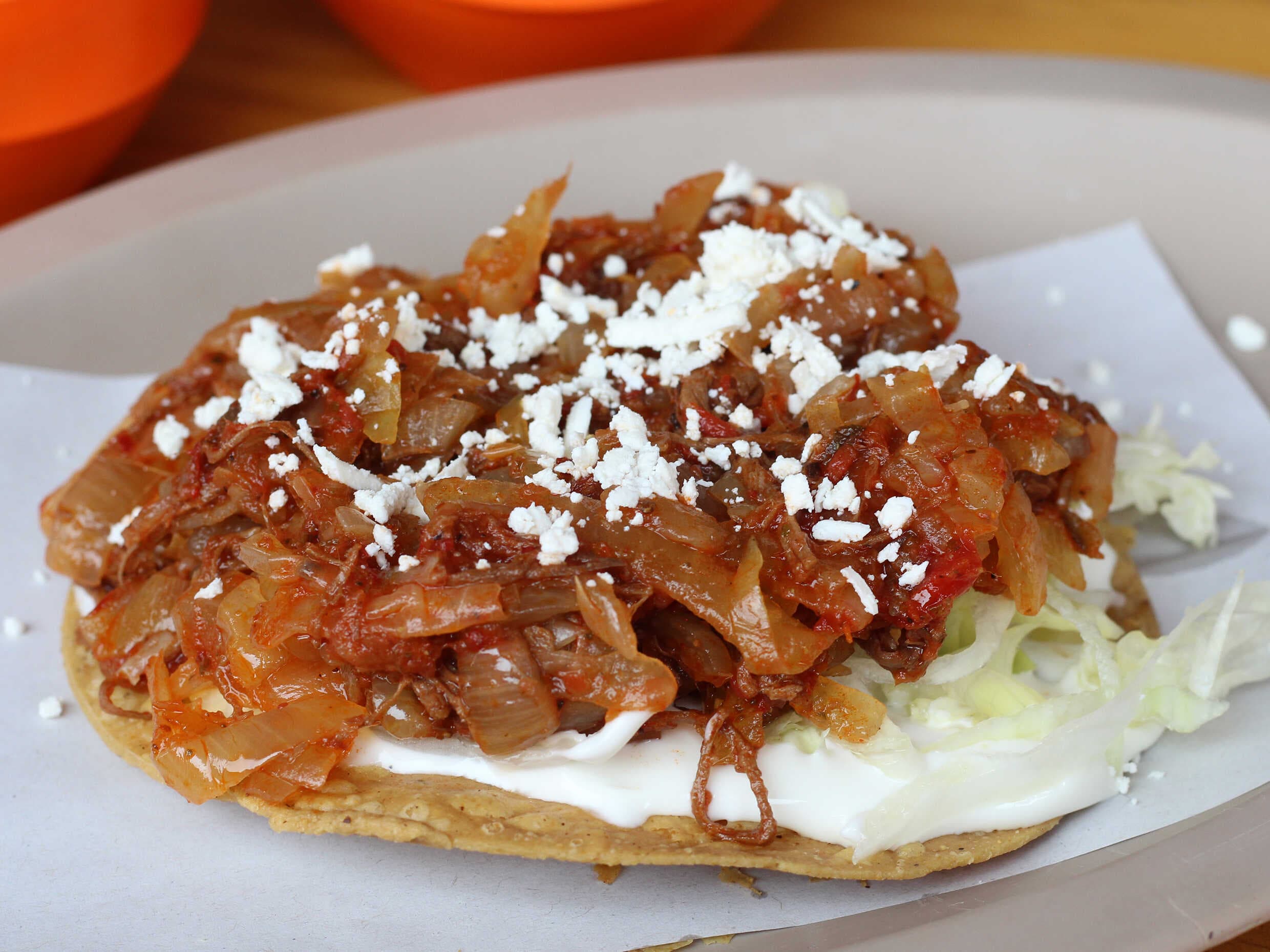 Tostada de Tinga de Res