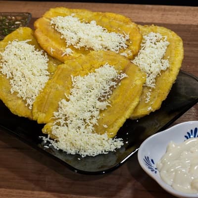 Porción de patacon con queso y suero