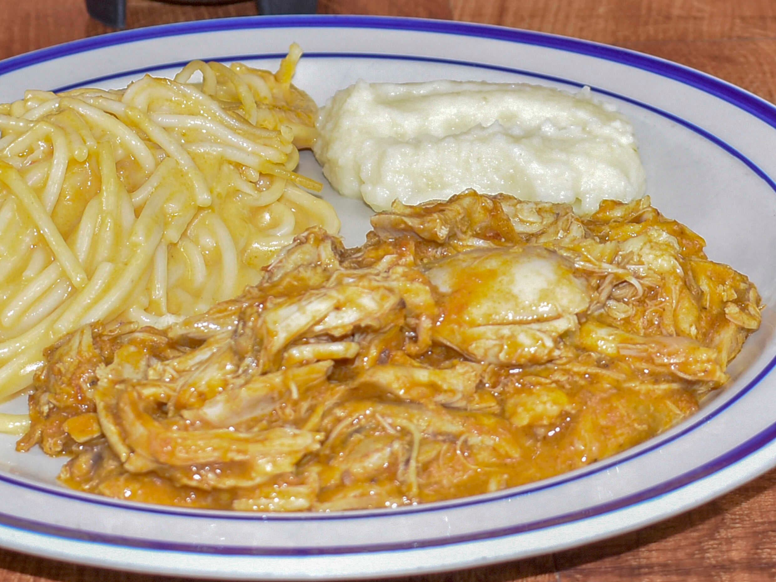 Fajita de Pollo al Chipotle con Espagueti y Puré