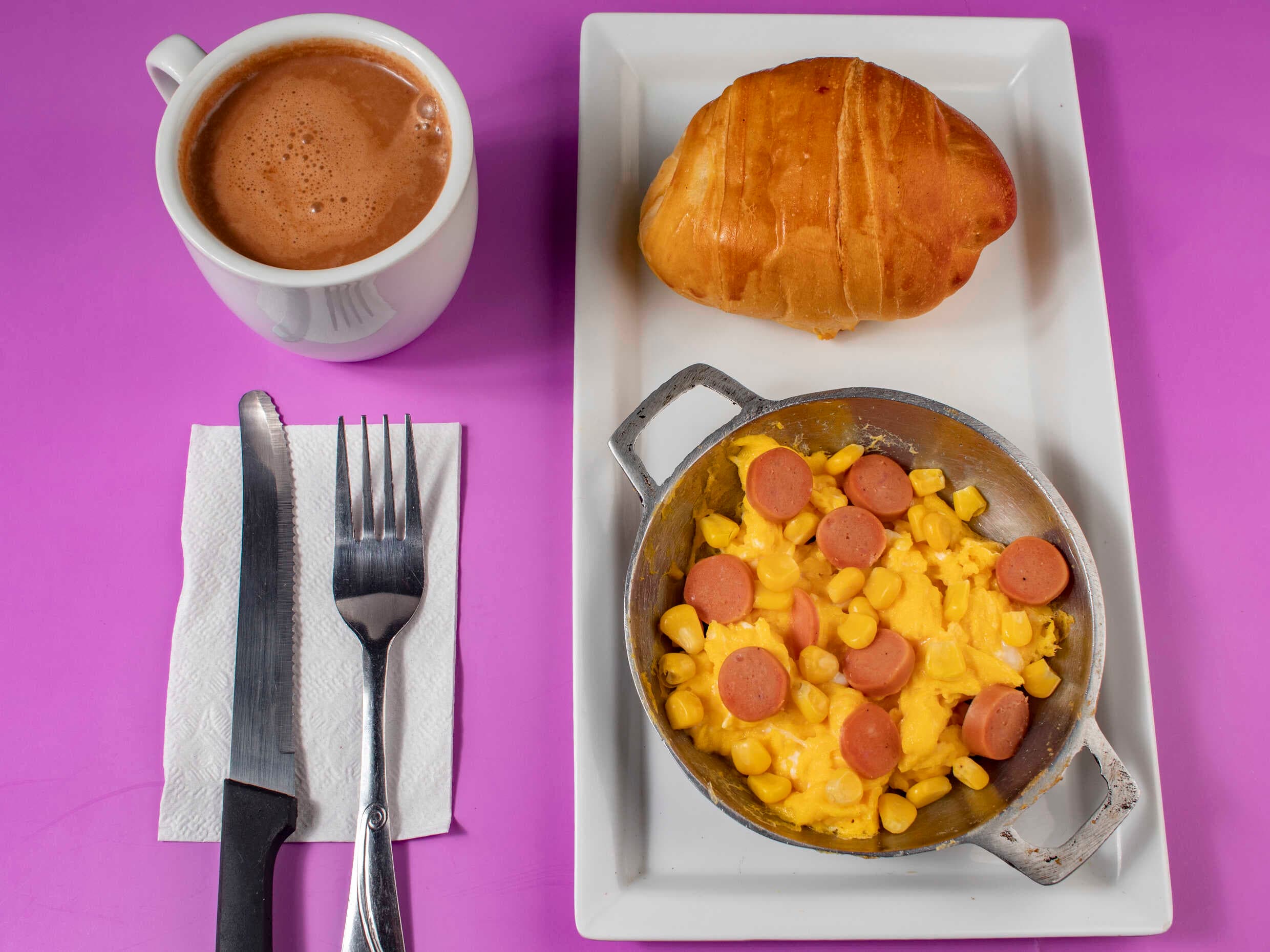 Combo Desayuno -Huevos con Maiz y Salchicha