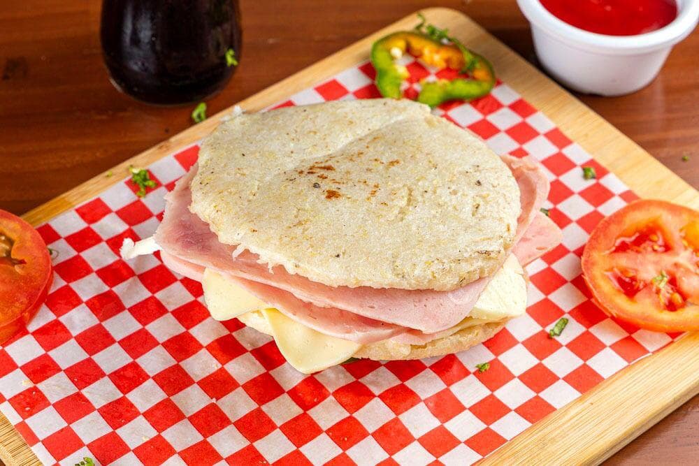 Arepa de Jamon y Queso