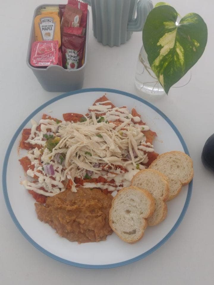 Chilaquiles Rojos con Pollo