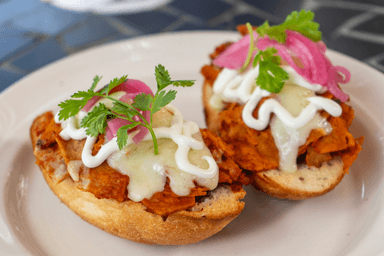 Molletes con Chilaquiles