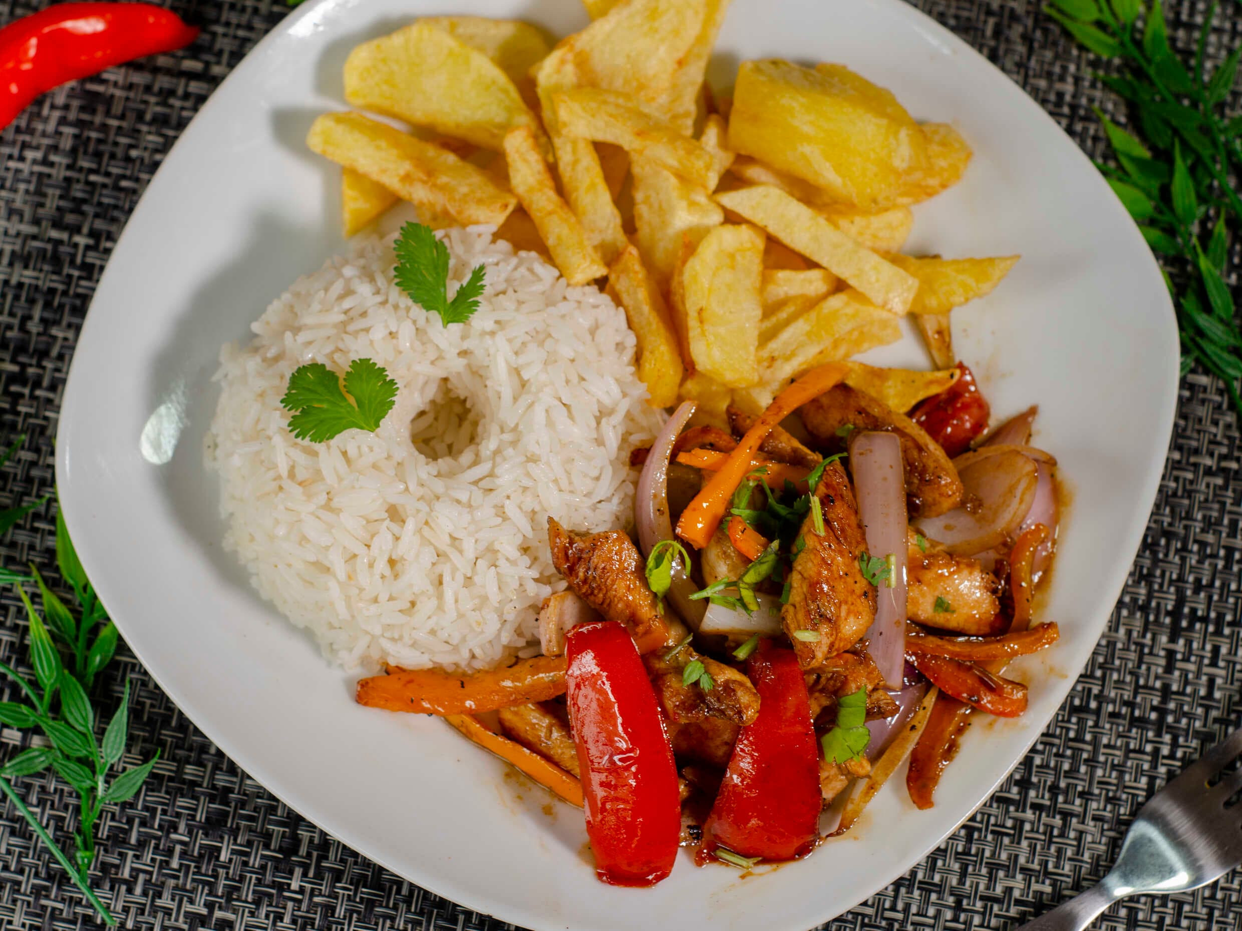 Pollo Saltado